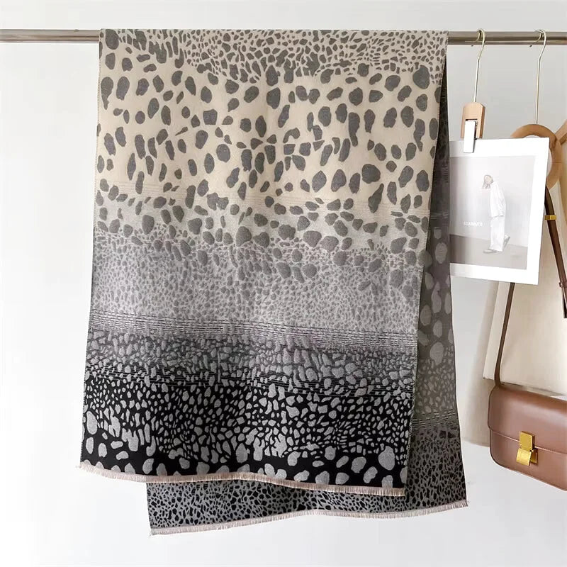 Echarpe léopard grise