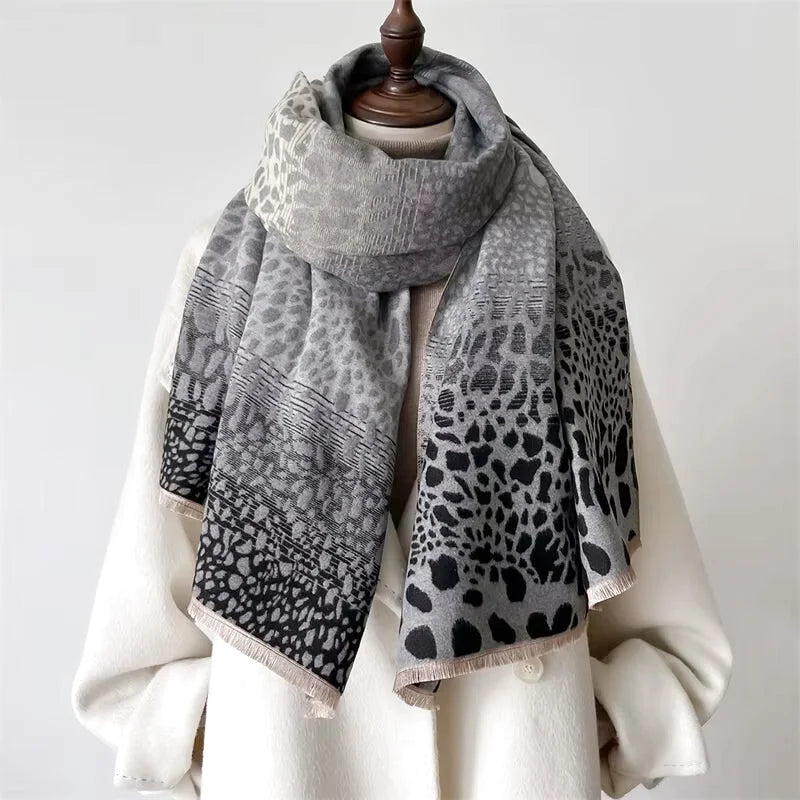 Echarpe léopard grise